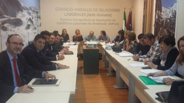 Patronal y sindicatos alcanzan un acuerdo para el Convenio de Limpieza de Hospitales de Granada, y paralizan la huelga